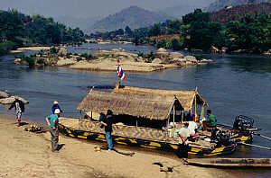 Fluss-Barken am Kok-River, Provinz Chiang Rai, Nord-Thailand  (15.1 K)
