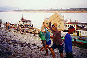 Karton um Karton wird umgeladen ...  (12.8 K)